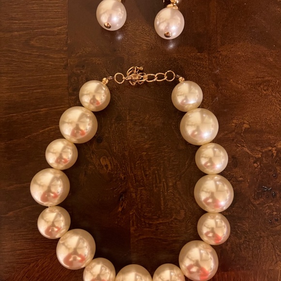 Oversized Pearls Jewelry Set - Picture 2 of 3